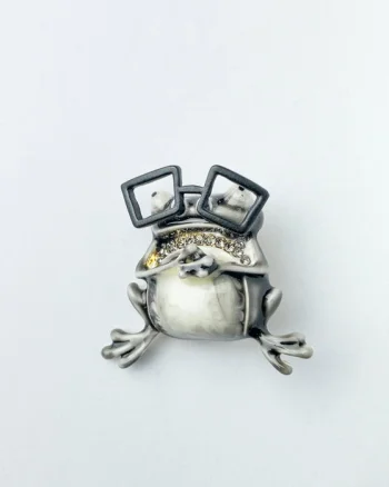 Brosa pandant metalica broscuta gri cu ochelari negri si pietricele