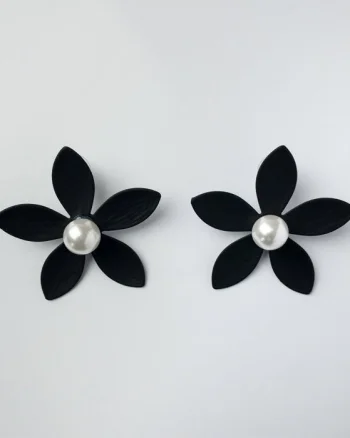 Cercei in forma de floare cu cinci petale si perla sintetica alba in mijloc, negru mat