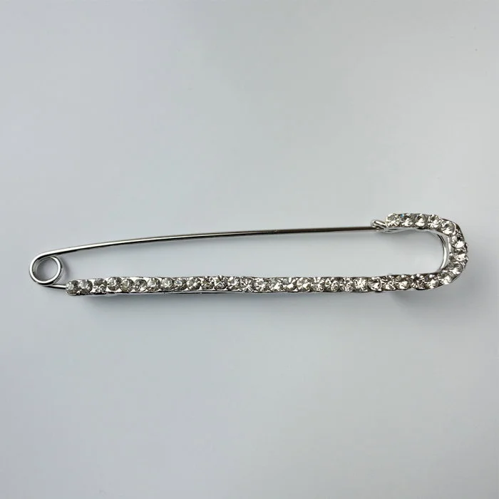 Brosa metalica argintie tip ac lung pietricele fine albe