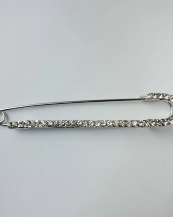 Brosa metalica argintie tip ac lung pietricele fine albe
