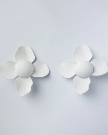 Cercei in forma de floare cu patru petale alb mat