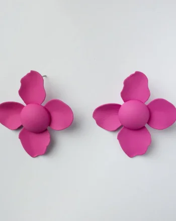 Cercei in forma de floare cu patru petale fucsia mat