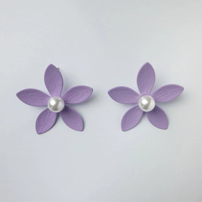 Cercei in forma de floare cu cinci petale si perla sintetica alba in mijloc, lila mat