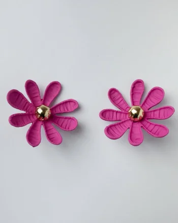 Cercei in forma de floare cu multe petale, fucsia mat