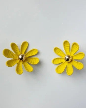 Cercei in forma de floare cu multe petale, galben mat