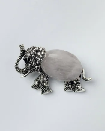 Brosa pandant metalica argintie, elefant cu trompa in sus si corp din cuart roz