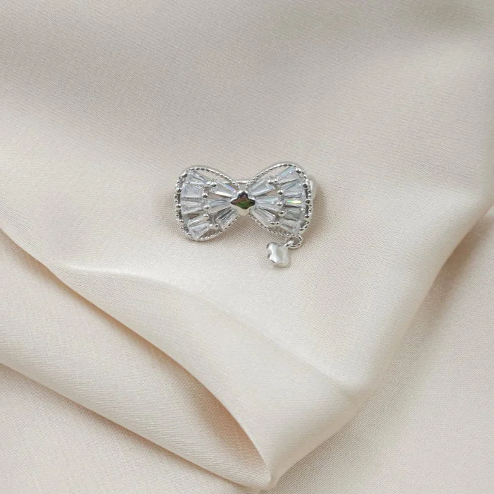 Brosa fundita miniaturala din argint 925 cu pietre foarte fine de cubic zirconia