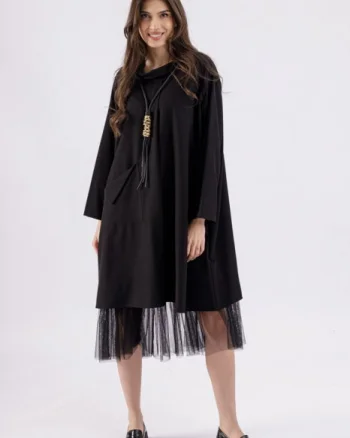 Rochie neagra oversize din stofa subtire suprapusa, cu buzunar si guler rasucit