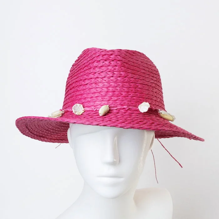 Palarie de paie impletita cu decoratiune din scoici, fucsia