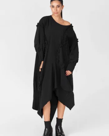 Rochie neagra in colturi cu maneci bufante si aplicatii volane, oversize