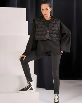 Bluza neagra oversize cu vestuta matlasata scurta