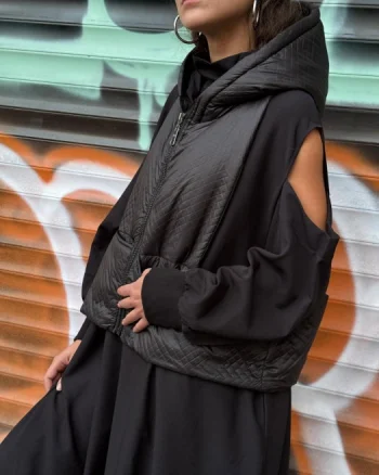 Set rochie neagra oversize cu umeri goi si vesta matlasata
