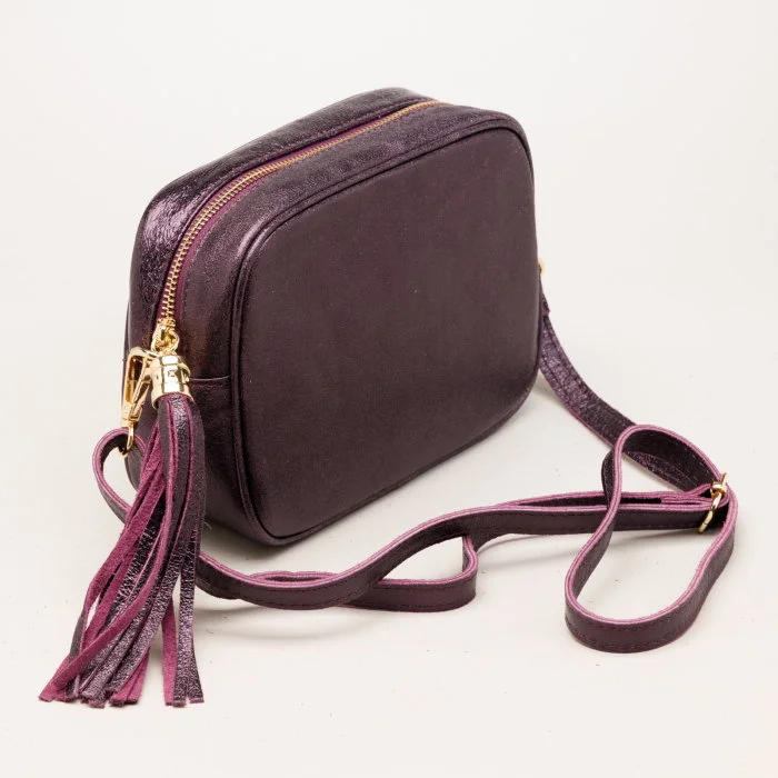 Geanta crossbody mov metalizat din piele naturala, cu ciucure din piele