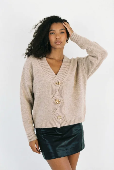 Pulover cu nasturi decorativi impletitura decorativa pe piept si decolteu in V, bej