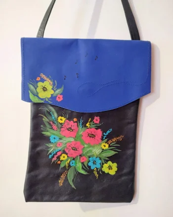 Geanta vesela din piele naturala neagra si albastru electric ,cu motiv floral