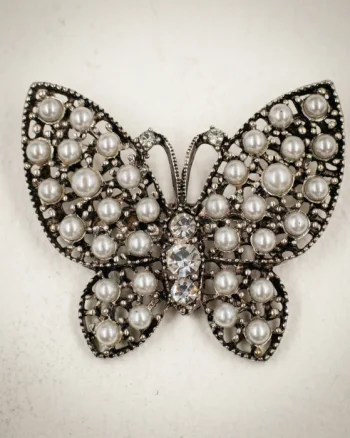 Brosa eleganta fluture din metal cu perlute artificiale si strasuri