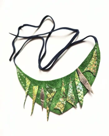 Colier smarald   statement din piele naturala, spirit festiv ,unicat