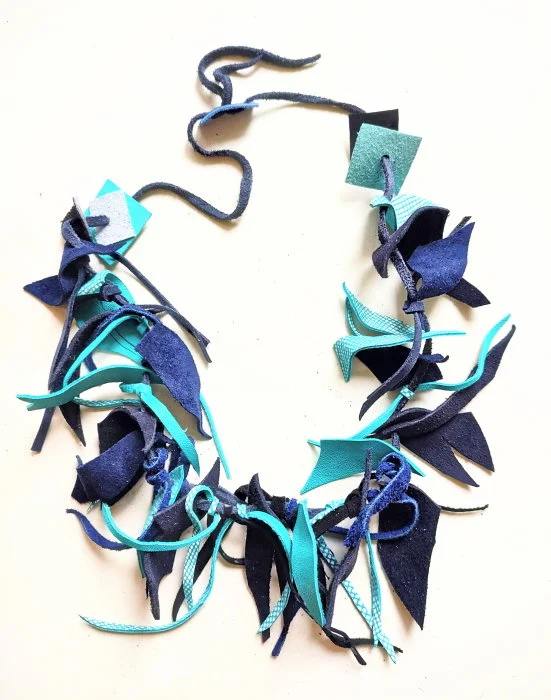 Colier handmade  din piele naturala, asimetric, nuante bleumarin turcoaz ,unicat