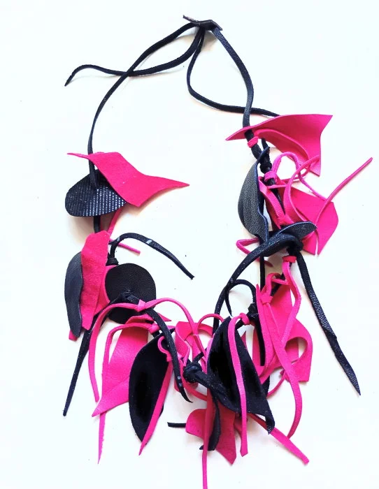 Colier handmade  din piele naturala, asimetric, nuante negru cyclame