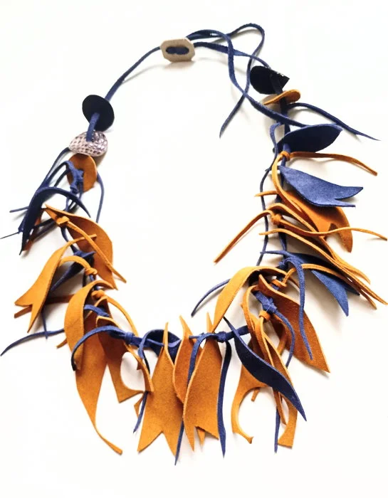 Colier unicat multicolor din piele naturala,nuante bleumarin ,galben mustar