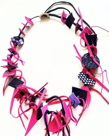 Colier unicat fuchsia din mix piele naturala ,cu forme geometrice