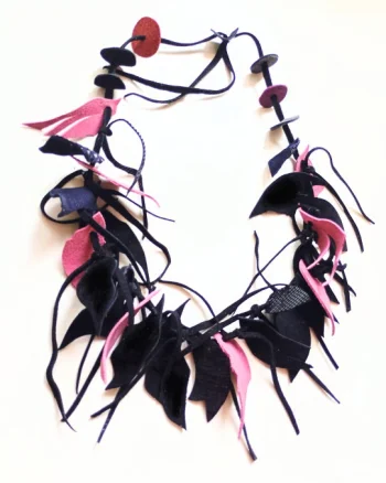 Colier unicat multicolor din piele naturala,nuante negru de efect,roz pudra