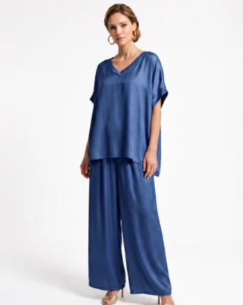 Bluza oversized din matase si vascoza satinata, cu fir auriu la decolteu in V, albastru jeans