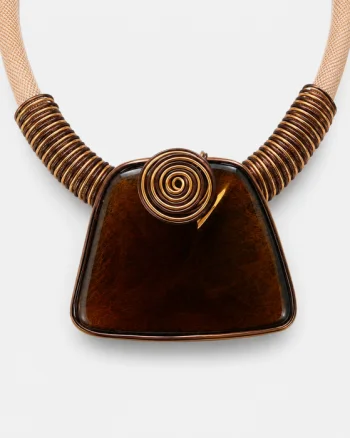 Colier statement cu pandantiv geometric din rasina maro si design multistrat metalic
