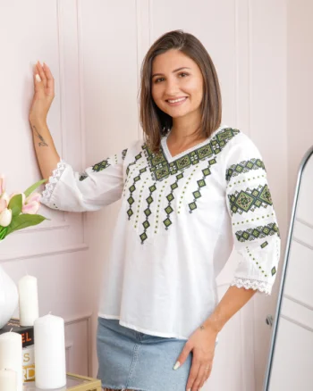 Bluza alba cu motiv geometric verde Doina 04