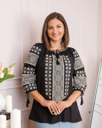 Bluza neagra cu motiv geometric auriu Cezara