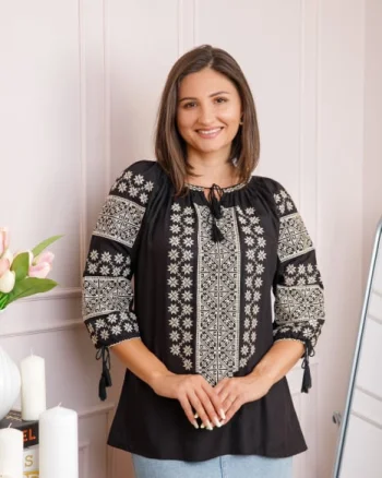 Bluza neagra cu motiv geometric auriu Cezara