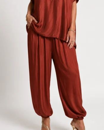 Pantaloni din matase si vascoza satinata cu croi lejer si elastic la glezna, rosu caramiziu