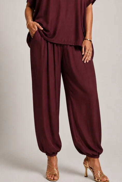Pantaloni din matase si vascoza satinata cu croi lejer si elastic la glezna, bordo