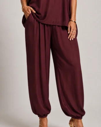 Pantaloni din matase si vascoza satinata cu croi lejer si elastic la glezna, bordo