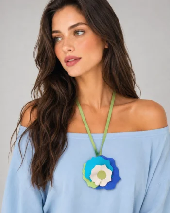 Colier din piele naturala, cu trandafir modelat manual ,nuante ivoire, verde, turcoaz,albastru regal