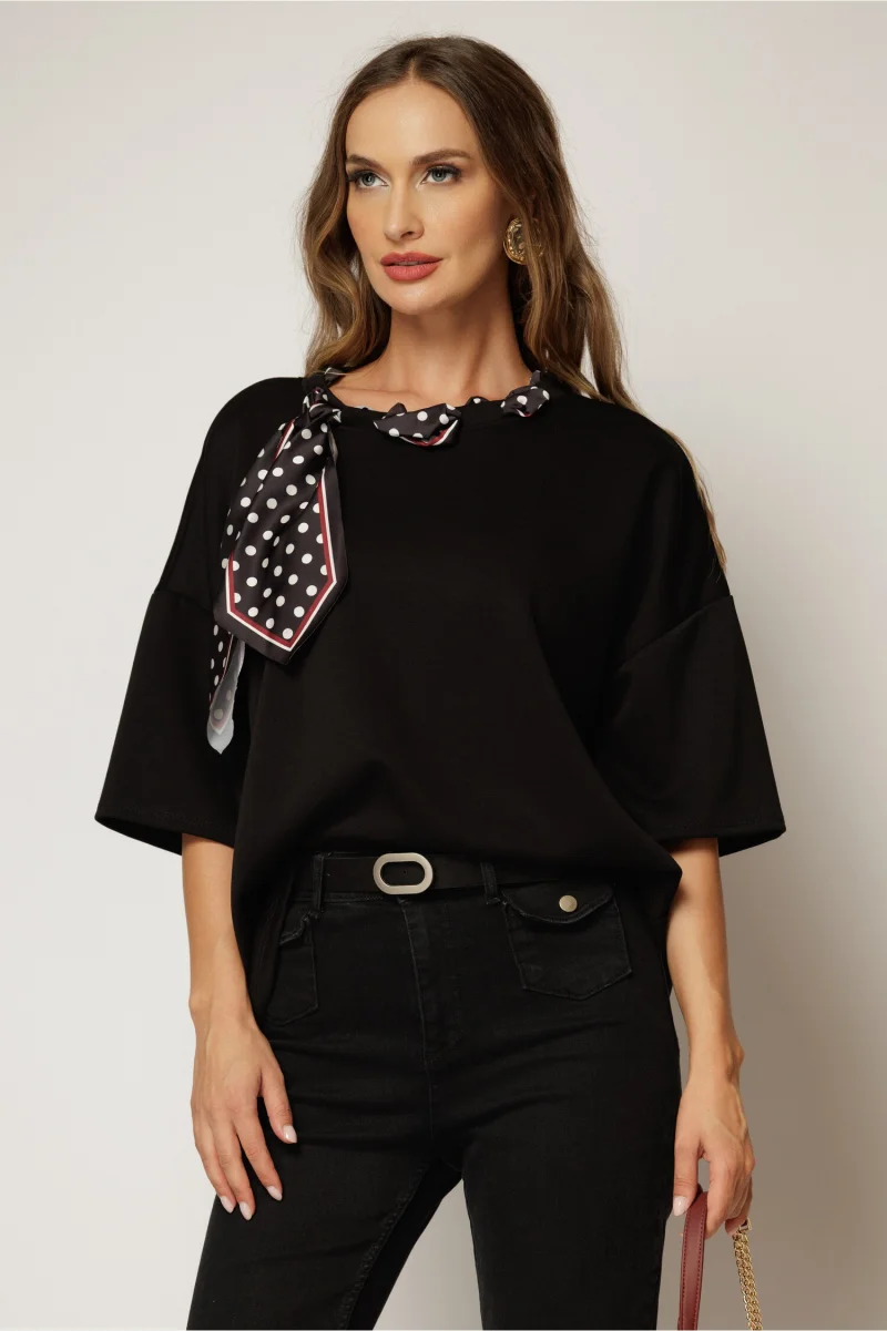 Bluza neagra cu esarfa cu buline la decolteu si adaos de vascoza