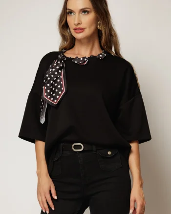 Bluza neagra cu esarfa cu buline la decolteu si adaos de vascoza