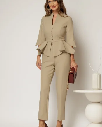 Compleu DY Fashion bej cu sacou cu peplum si inchidere cu nasturi