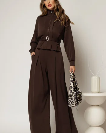 Compleu maro cu jacheta si pantaloni evazati cu pliuri