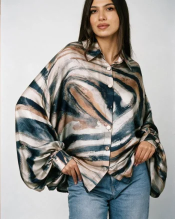 Camasa din satin oversize, cu maneci bufante si imprimeu linii fluide bej