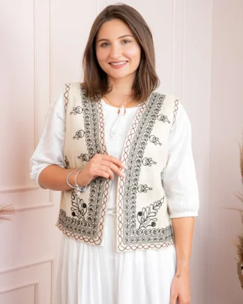 Vesta traditionala crem cu broderie florala neagra Sara
