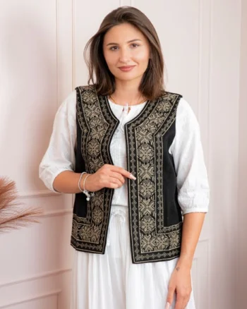 Vesta traditionala neagra cu broderie geometrica aurie Maia