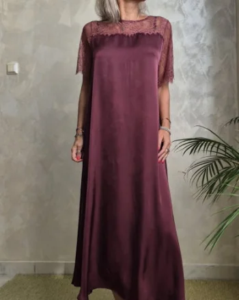 Rochie maxi A-line din satin matase si vascoza, insertii din dantela si croi fluid, bordo