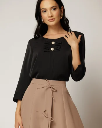 Bluza neagra cu funde la decolteu si nasturi decorativi