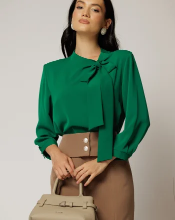 Bluza verde si funda la decolteu