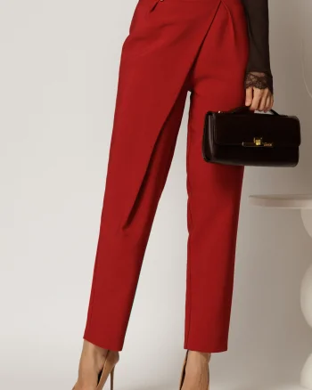 Pantaloni bordo cu pliu petrecut
