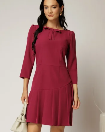 Rochie scurta magenta cu pliuri pe fusta si funda la bust