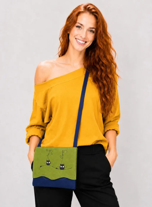 Geanta crossbody handmade, cu pisicute si mesaje pictate  ,din piele naturala