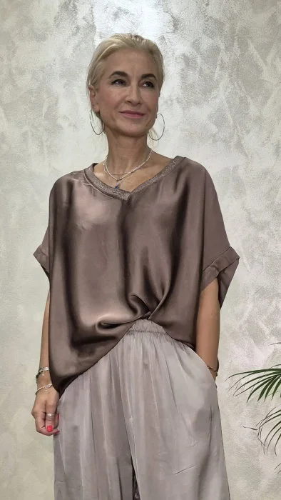 Bluza oversized din matase si vascoza satinata, cu fir auriu la decolteu in V, maro