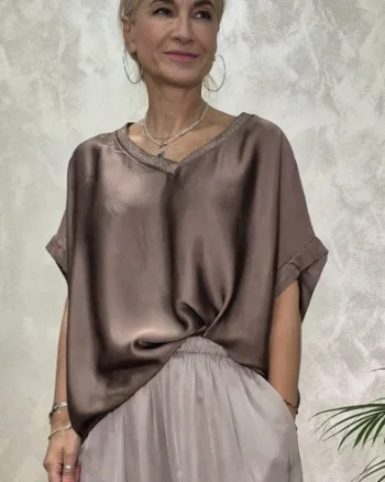 Bluza oversized din matase si vascoza satinata, cu fir auriu la decolteu in V, maro